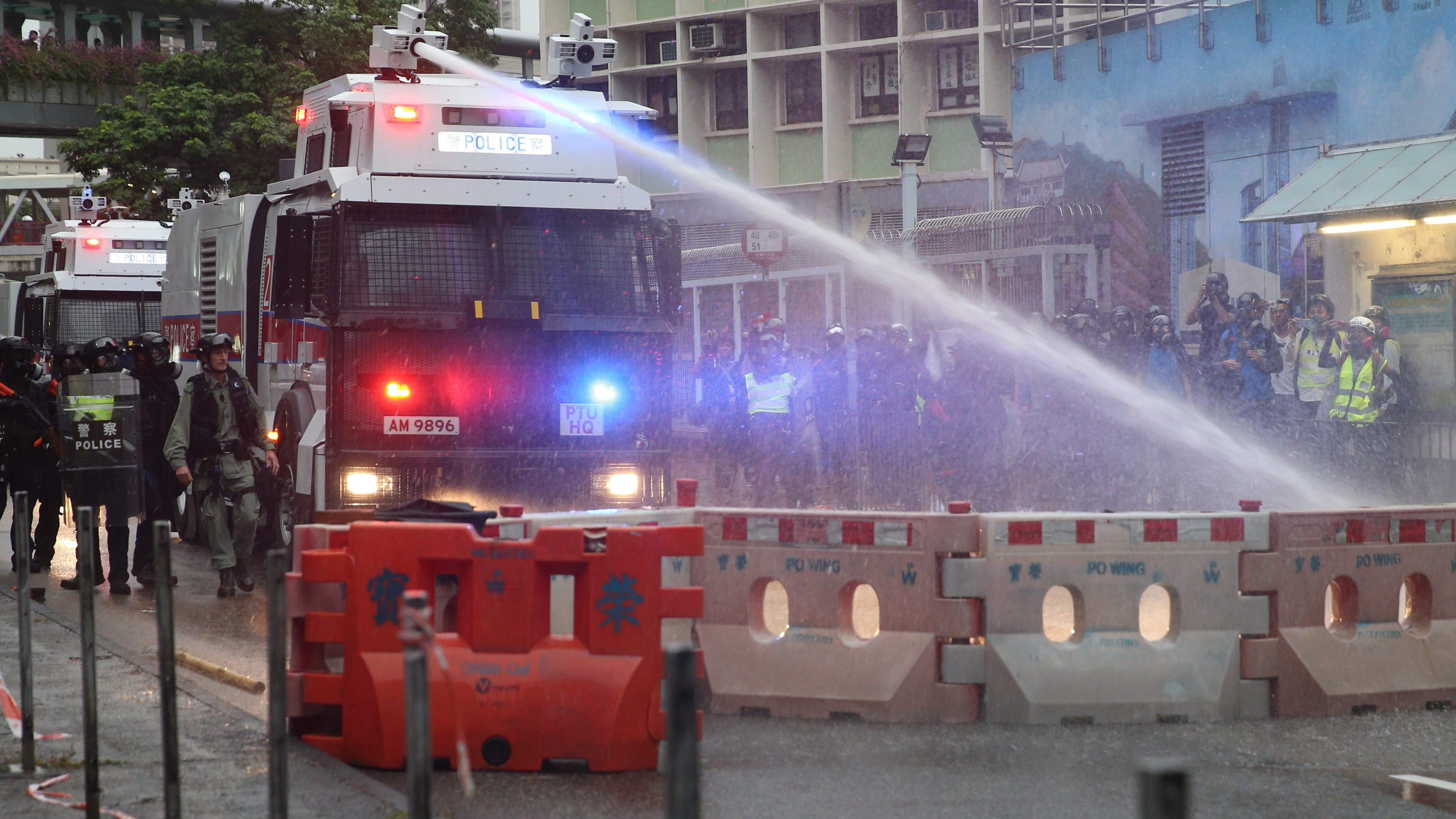 police-draw-guns-use-water-cannons-on-hong-kong-protesters