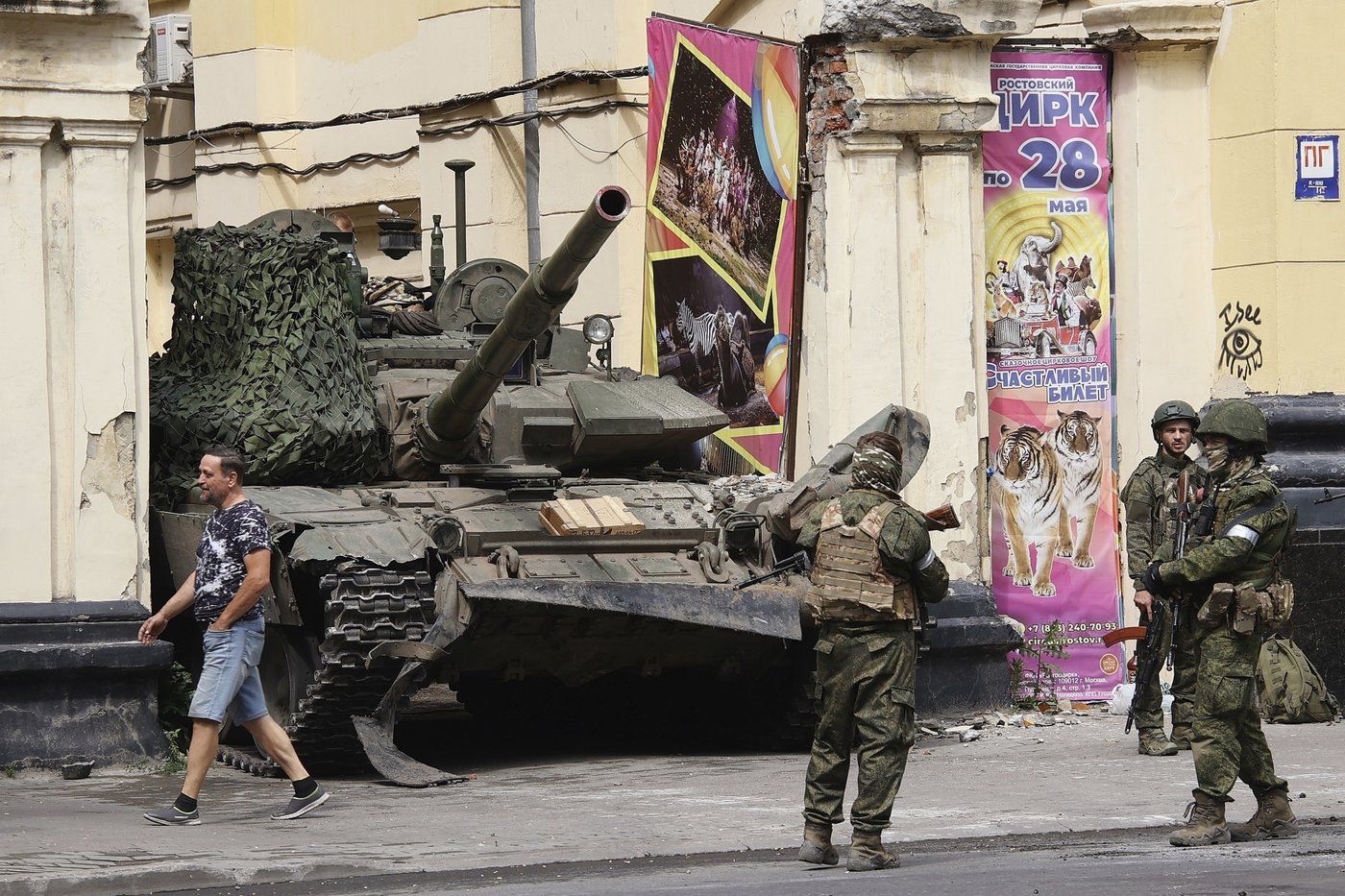 Wagner chief orders mercenaries to halt march on Moscow