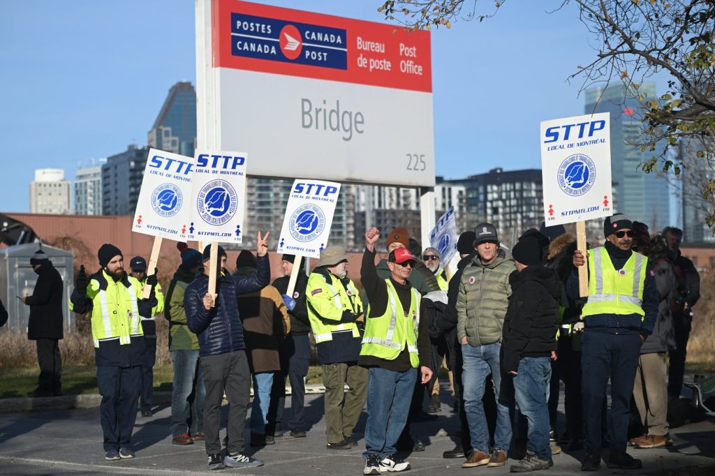 A ‘lot of ground’ remains between Canada Post, workers as strike talks progress