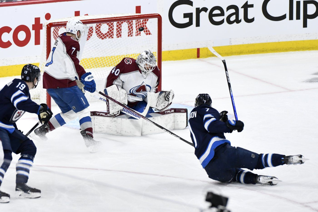 Jets hold on to beat Avalanche in wild series opener
