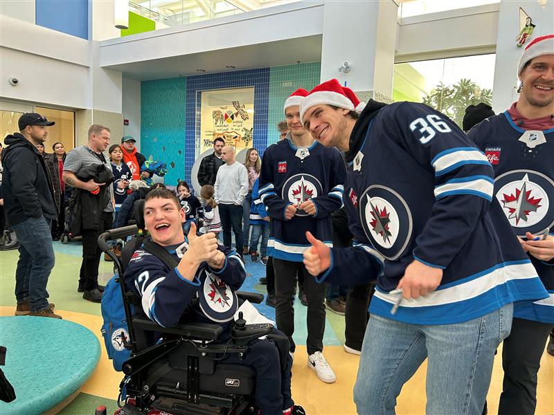 Winnipeg Jets bring holiday cheer to young hockey fans at SSCY Centre