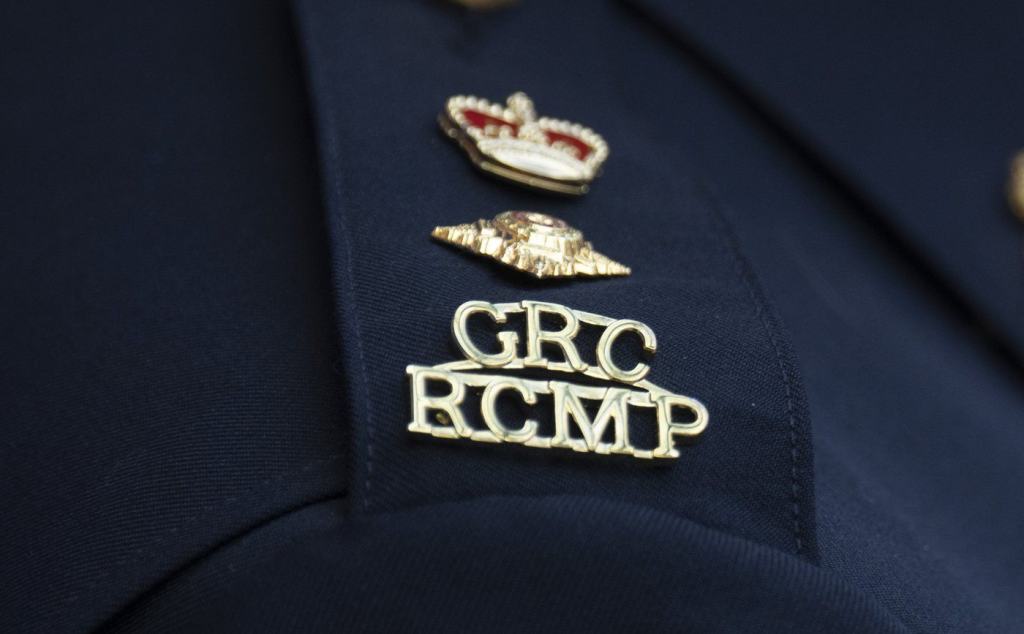 Manitoba teen dies after jumping out of moving vehicle on Highway 6: RCMP