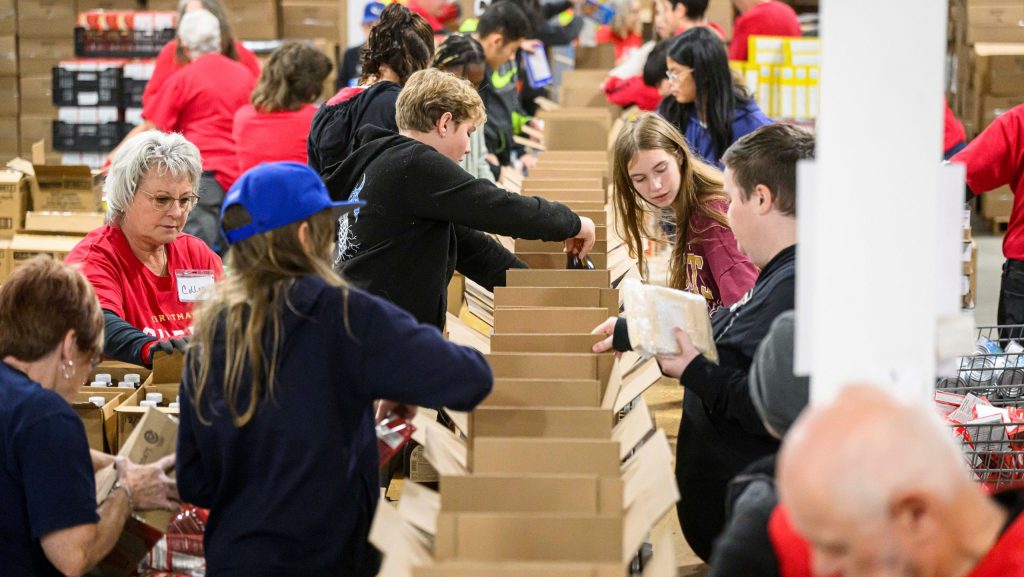 Winnipeg students help Christmas Cheer Board, as requests for food hampers spike