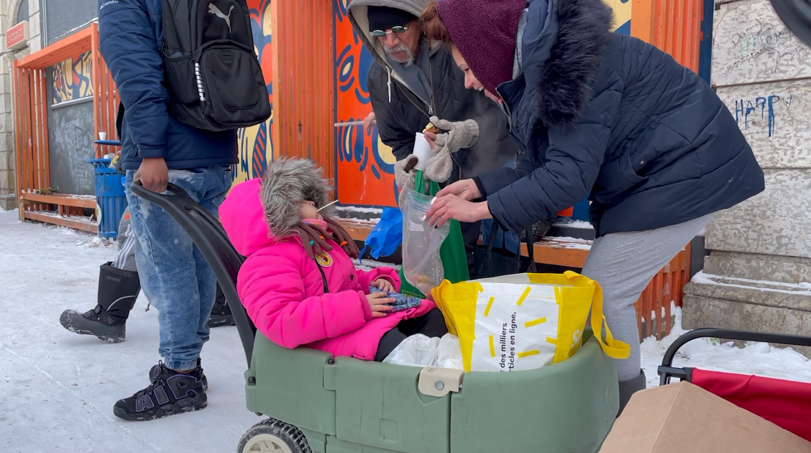 Winnipeg girl spends 5th birthday handing out food to less fortunate |  CityNews Winnipeg