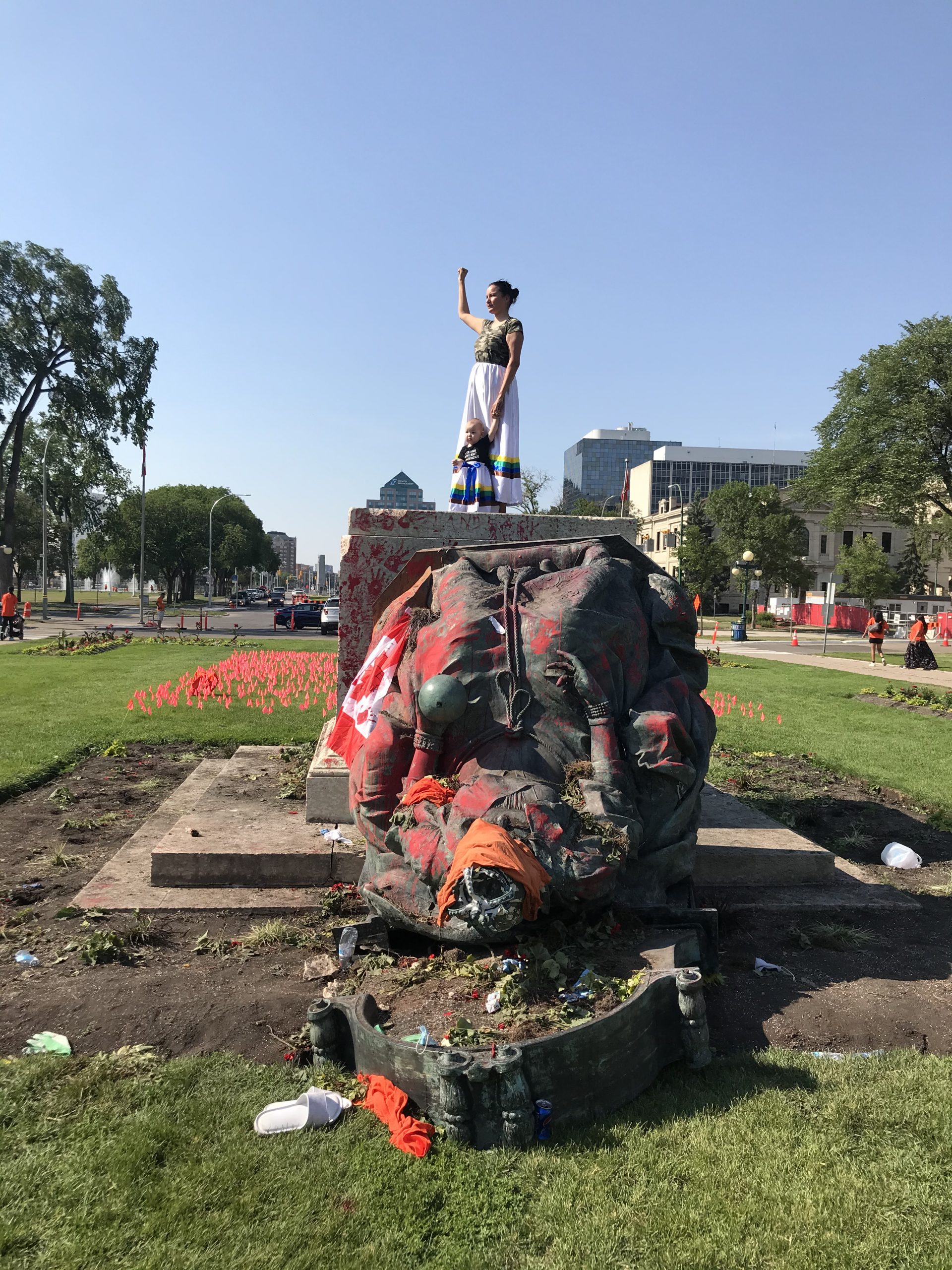 Two damaged queen statues at the Manitoba legislature to be rebuilt