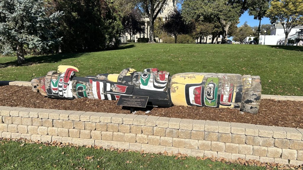 Totem pole that has stood near Manitoba legislature for 53 years is removed