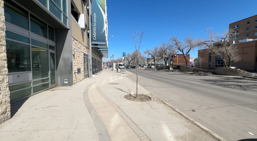 Woman injured in Main Street stabbing: Winnipeg police