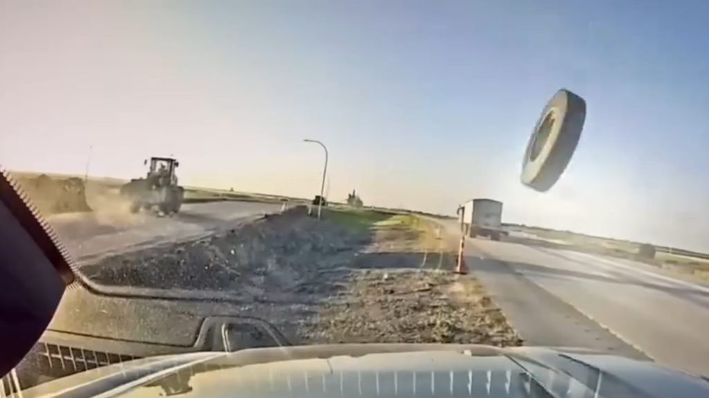 Winnipeg police calling for drivers to slow down in construction zones after tire flys off semi-truck