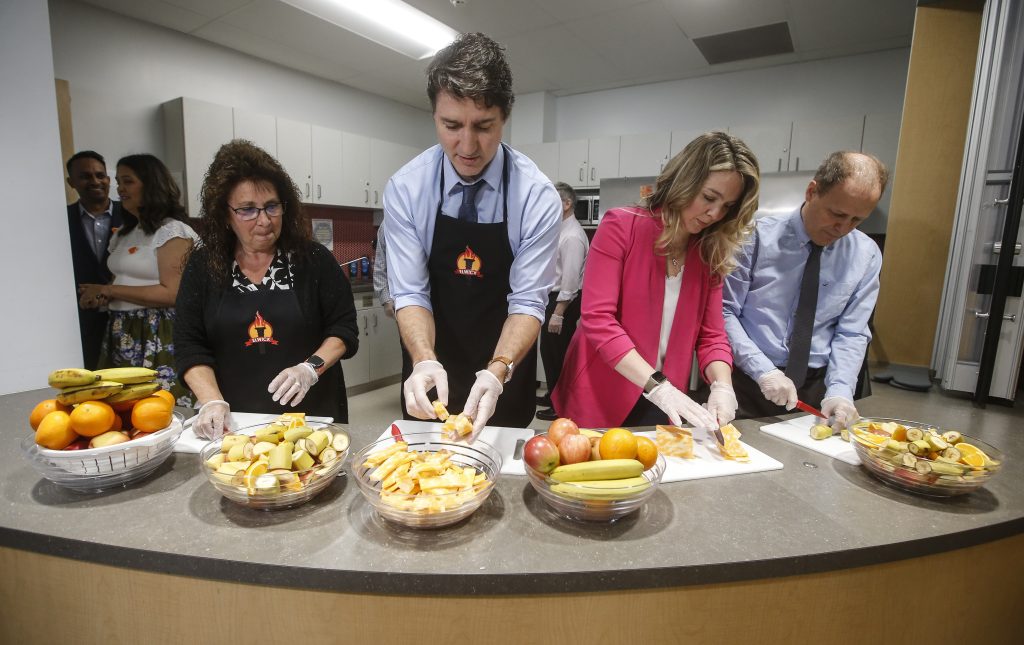 Trudeau promotes school nutrition program on visit to Winnipeg school