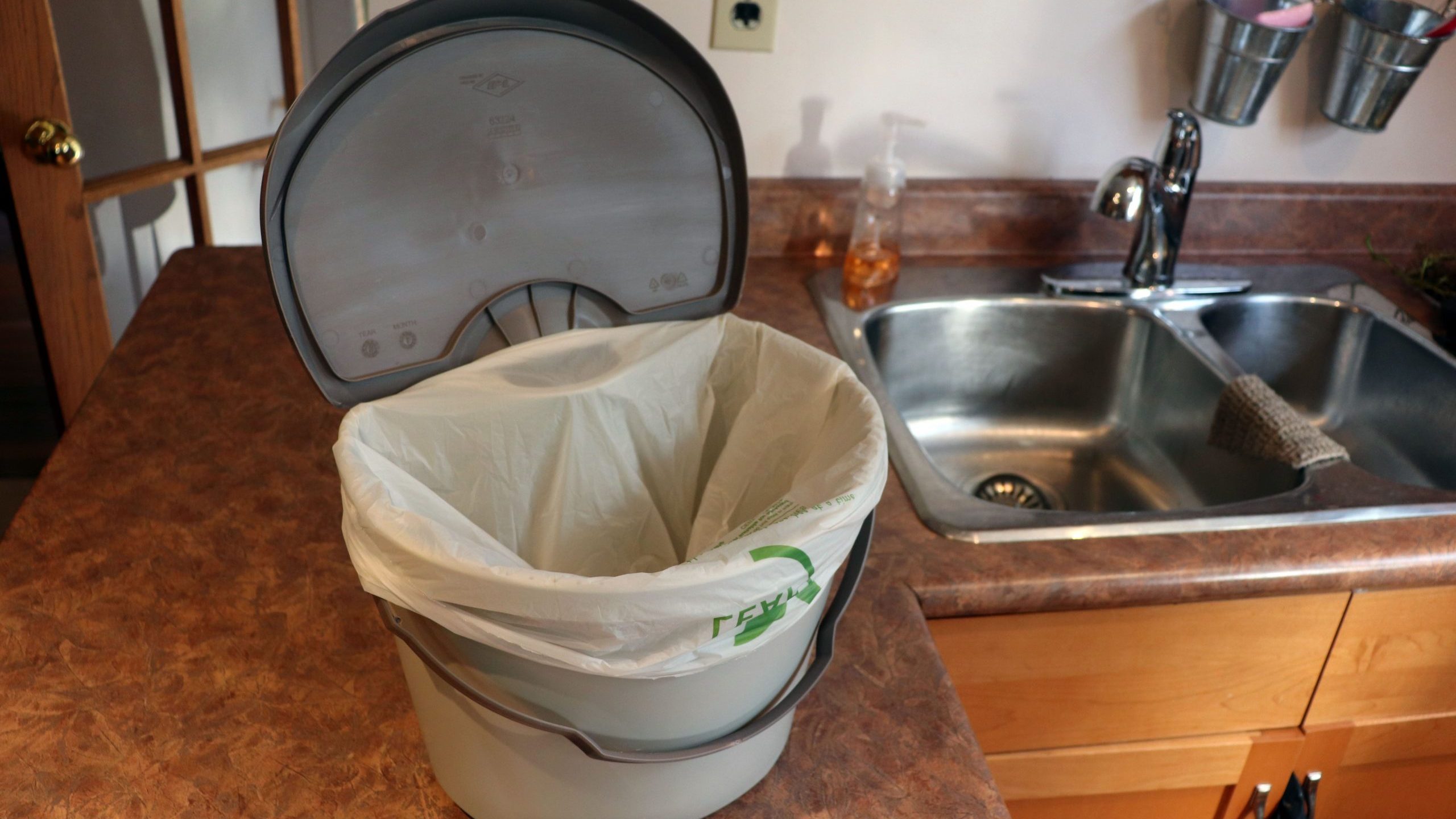 Green bin pilot program begins for 4,000 Winnipeg homes