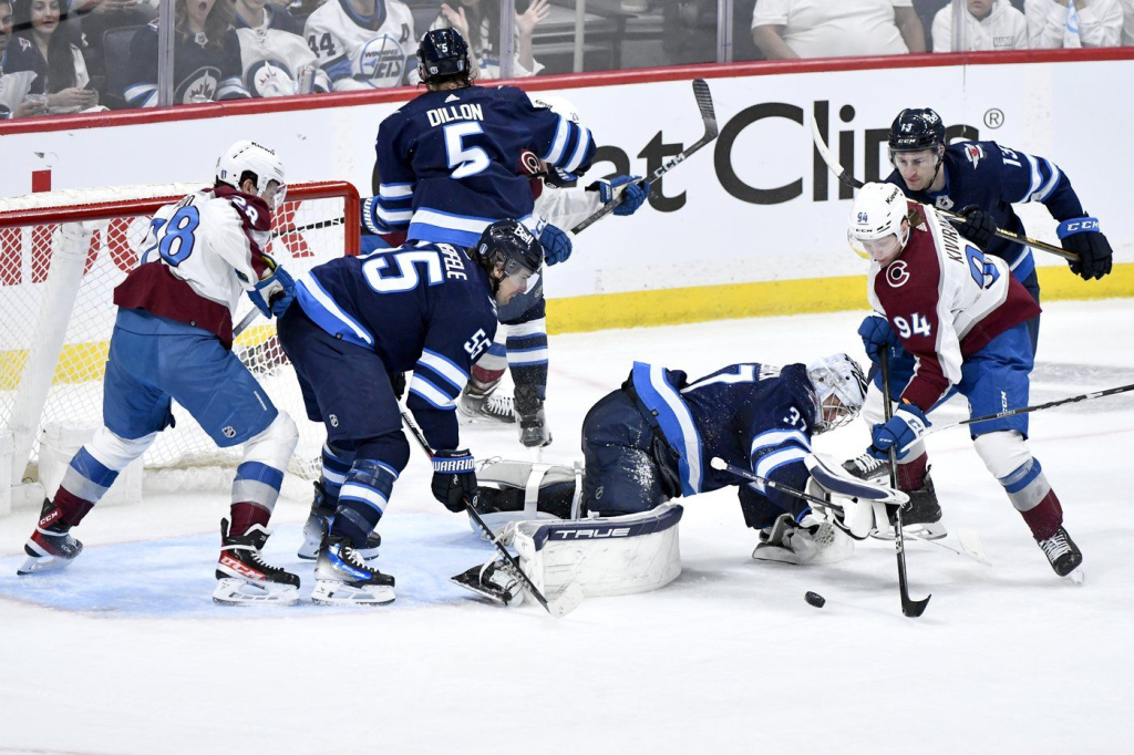 Avalanche roll past Jets 5-2, head home with series tied 1-1