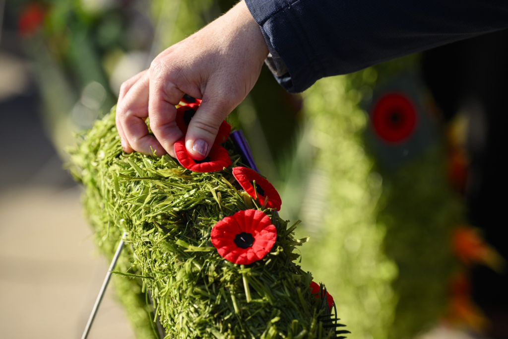 Winnipeggers gather to mark Remembrance Day