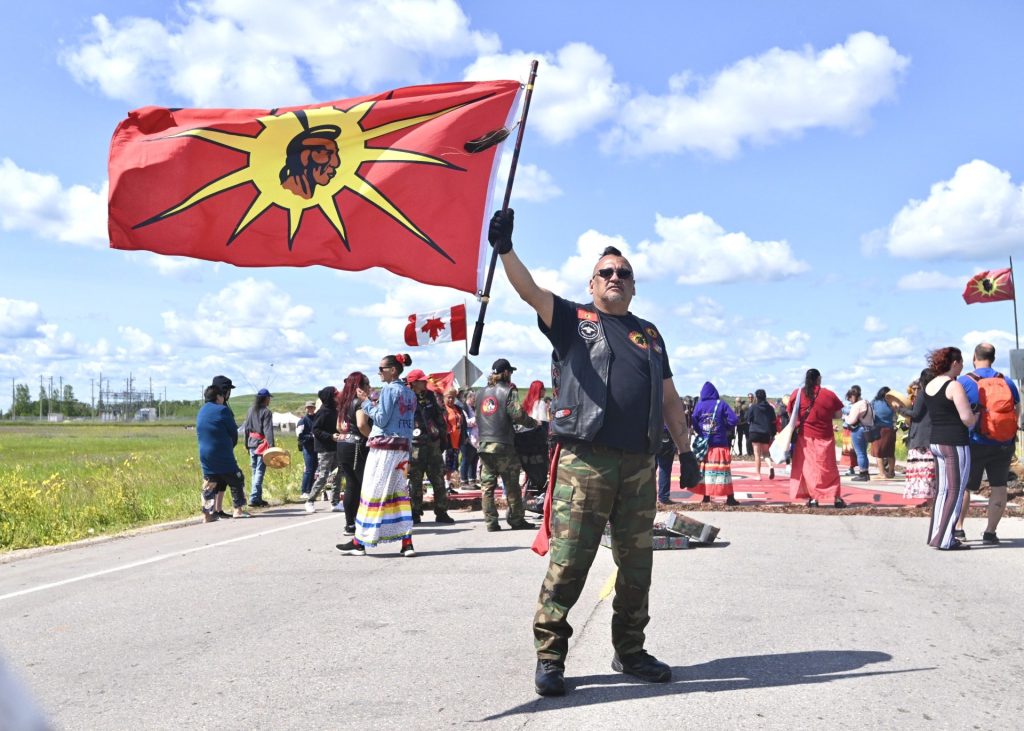 Blockade continues at Winnipeg landfill after deadline passes