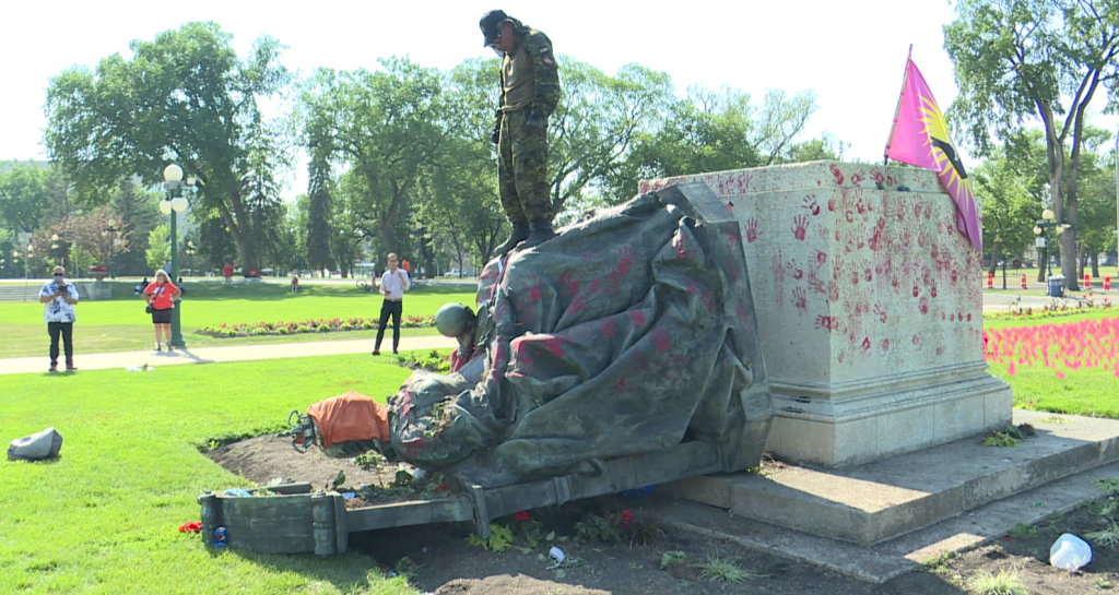 Two damaged queen statues at the Manitoba legislature to be rebuilt